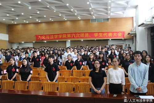 奏唱共青团团歌 (1).JPG 奏唱共青团团歌 (1).JPG