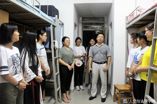 肖华副书记访问哲学系、预科班学生.JPG 肖华副书记访问哲学系、预科班学生.JPG