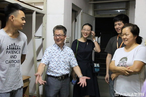 杨乃良院长与历史系学生开心交流.JPG 杨乃良院长与历史系学生开心交流.JPG