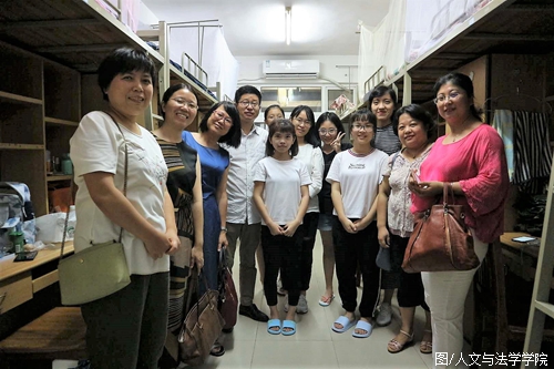 钟继军副院长与中文系师生合影.jpg 钟继军副院长与中文系师生合影.jpg