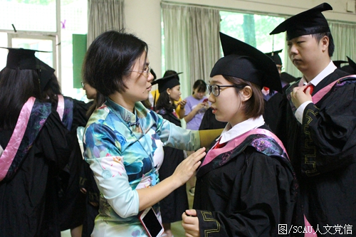 老师为毕业生整理服装.JPG 老师为毕业生整理服装.JPG