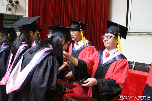 钟继军教授为毕业生颁发毕业证书.JPG 钟继军教授为毕业生颁发毕业证书.JPG