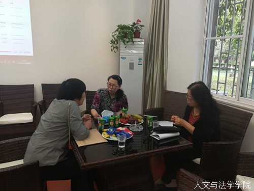 学院教师与金艺花老师交流.jpg 学院教师与金艺花老师交流.jpg