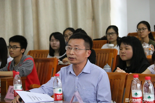 邓定永老师就民事模拟法庭现场进行点评.JPG 邓定永老师就民事模拟法庭现场进行点评.JPG