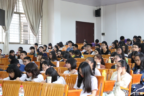 民事模拟法庭现场座无虚席.JPG 民事模拟法庭现场座无虚席.JPG