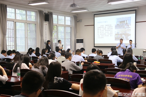 答疑现场认真听讲的同学们.JPG 答疑现场认真听讲的同学们.JPG