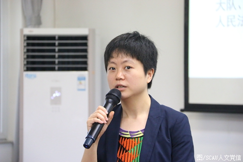 刘雪梅老师回答学生问题.JPG 刘雪梅老师回答学生问题.JPG