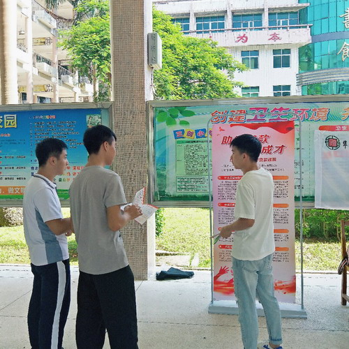 队员主动为同学讲解国家资助政策.JPG 队员主动为同学讲解国家资助政策.JPG