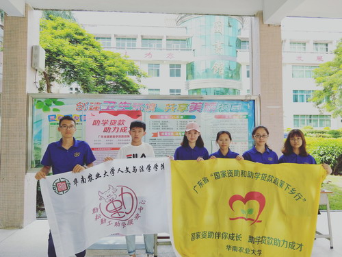 收摊结束合影.JPG 收摊结束合影.JPG