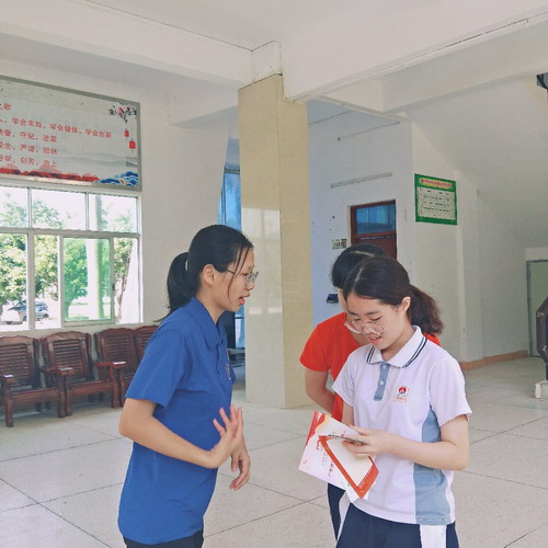 队员主动为同学讲解国家资助政策1.JPG 队员主动为同学讲解国家资助政策1.JPG