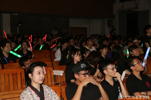 观众认真观看比赛.jpg 观众认真观看比赛.jpg