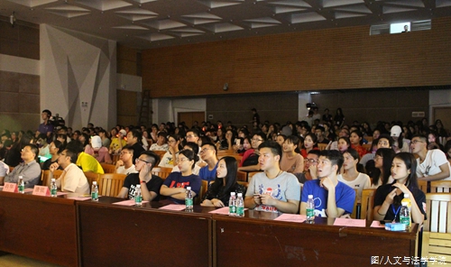 认真观看的观众.jpg 认真观看的观众.jpg