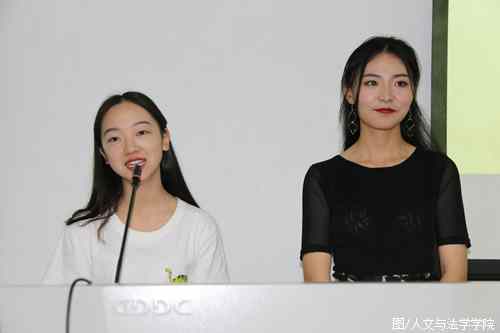 搭档上台演讲.JPG 搭档上台演讲.JPG