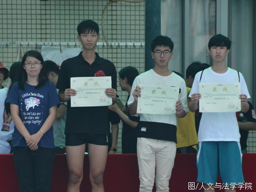 程夏敏老师颁发班级总分前三名奖状.jpg 程夏敏老师颁发班级总分前三名奖状.jpg