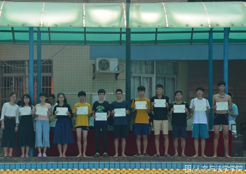 黄子倩老师颁发自由泳奖项.jpg 黄子倩老师颁发自由泳奖项.jpg