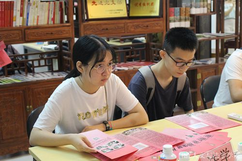 前来咨询的学生_副本.jpg 前来咨询的学生_副本.jpg