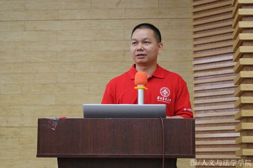 招生就业处苏相利副处长为家长讲解如何填报志愿_副本.jpg 招生就业处苏相利副处长为家长讲解如何填报志愿_副本.jpg