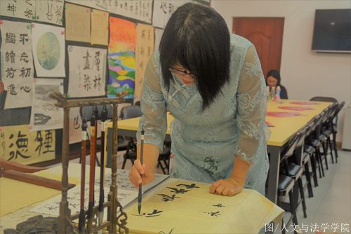 老师进行书法创作_副本.jpg 老师进行书法创作_副本.jpg