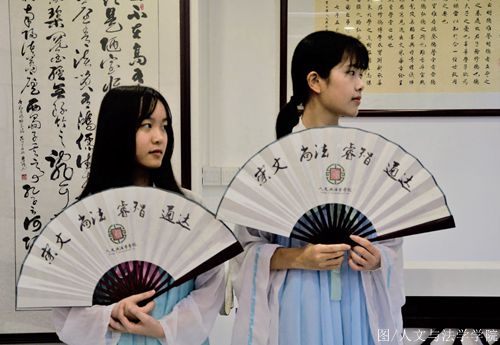 学院学子身穿汉服 古色古香_副本.jpg 学院学子身穿汉服 古色古香_副本.jpg
